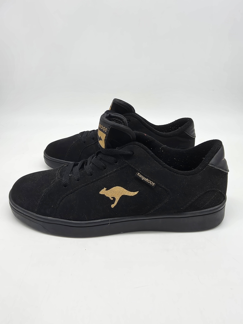 KangaROOS Black Faux Suede Low Top Skate Sneakers Women’s Size 10 Gold